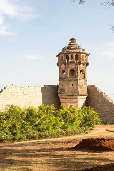 Hampi 'de turist ve Hint tarihi kalıntıları. Hampi Çarşısı, Hampi, Karnataka, Hindistan