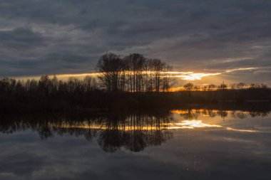 Gölde gün batımı