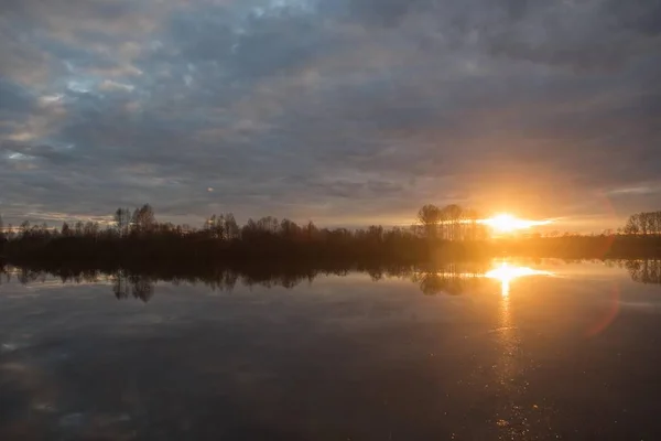 Pôr do sol no lago — Fotografia de Stock