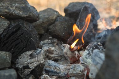 Közler. Barbeküdeki küller. Sıcak kömür.