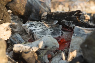 Közler. Barbeküdeki küller. Sıcak kömür.