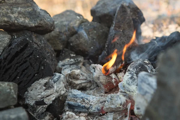 Közler. Barbeküdeki küller. Sıcak kömür. — Stok fotoğraf