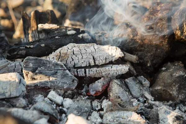 Közler. Barbeküdeki küller. Sıcak kömür. — Stok fotoğraf