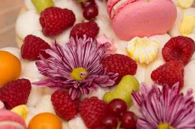Dekor ve taze meyvelerle süslenmiş güzel bir doğum günü pastası.