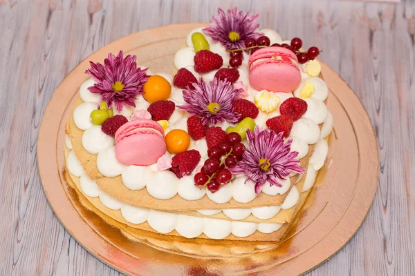 Dekor Taze Meyvelerle Süslenmiş Güzel Bir Doğum Günü Pastası — Stok fotoğraf