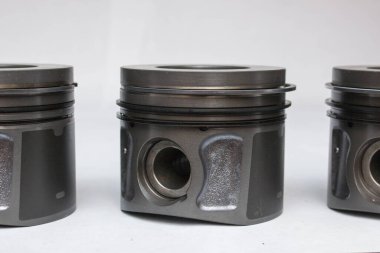 piston beyaz arkaplanda izole edildi