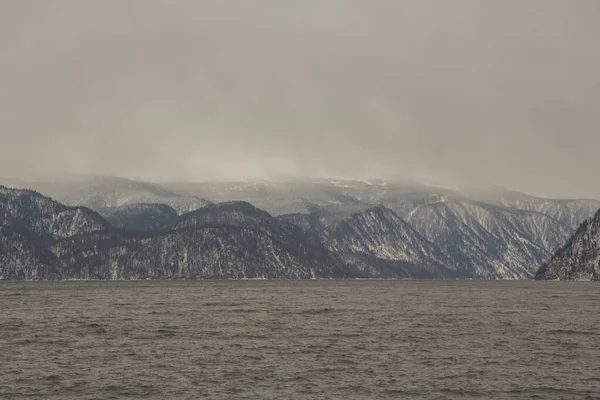 Orilla Del Lago Teletskoye Con Olas Atronadoras Invierno Rusia —  Fotos de Stock