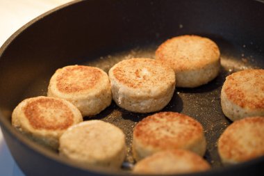 Tavada pişirme sürecinde peynirli kekler