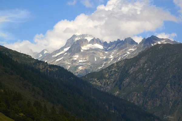 Bulutlar dağların doruklarına kar altında