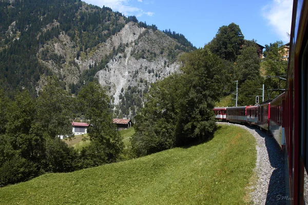 Kırmızı traine dağlarında