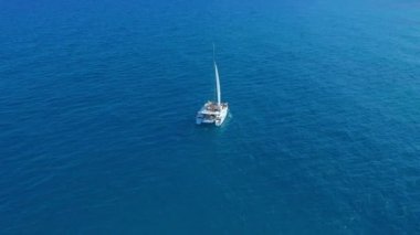 Katamaran denize açılıyor. Rüzgarda yelken Katamaran havadan çekim.