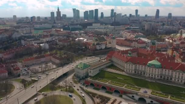 Mise en place d'une prise de vue aérienne du centre-ville de Varsovie en soirée, Pologne. 4K . — Video