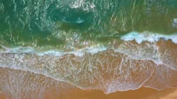 Vue aérienne. Grandes vagues roulant sur la côte océan, brisant les vagues, rivage .