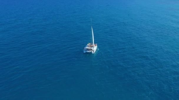 Catamarã navegando no mar. Tiro aéreo do Catamarã navegando ao vento . — Vídeo de Stock