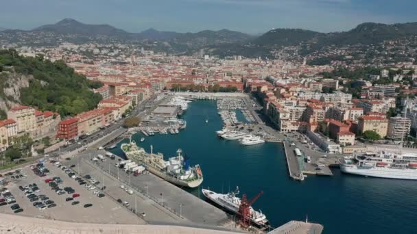 Légi felvétel. Kilátás Old Port of Nice luxus jacht hajók, Franciaország. — Stock videók