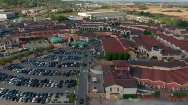 Serravello outlet köyü, İtalya 'ya alışveriş turu, markalar ve trendler.