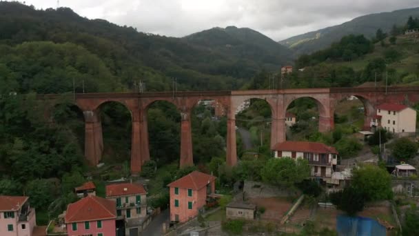 Hava görüntüsü. Dağ köprüsü. Alp trenleri. — Stok video