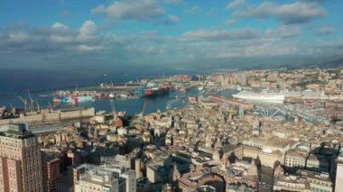 Cenova, ünlü bir İtalya şehri, deniz ticaretinin ve turizm sanatının önemli merkezi..