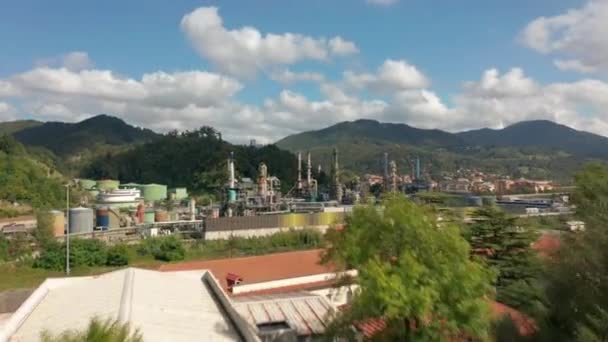 Vista aérea. Refinaria de petróleo e indústria de petróleo no fundo das montanhas . — Vídeo de Stock