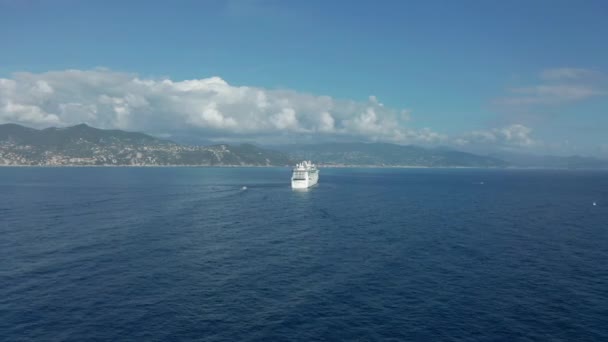 Vista aerea. Grande nave da crociera è venuto a Portofino in Italia . — Video Stock