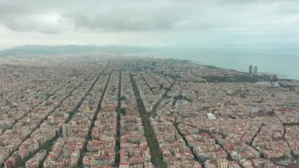 Widok z lotu ptaka. Miejski krajobraz z typowymi miejskimi blokami ośmiokąta w Barcelonie, Hiszpania. — Wideo stockowe