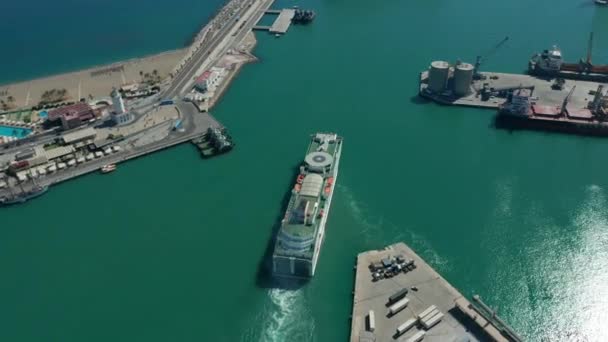 Vista aérea. Ferry Ship deixa porto . — Vídeo de Stock