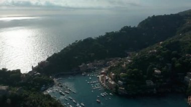 Hava görüntüsü. İtalya 'nın Ligurian Denizi üzerindeki ünlü Portofino Kasabası.