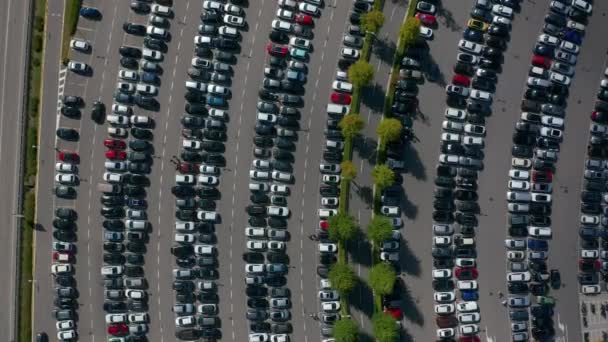 Luchtfoto 's. Parkeerplaats in moderne stad. Autoverkeer en parkeerconcept. — Stockvideo