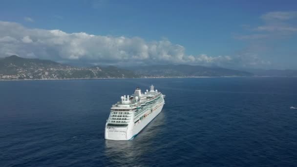 Luchtfoto 's. mooi wit cruiseschip. Concept toerisme reizen — Stockvideo