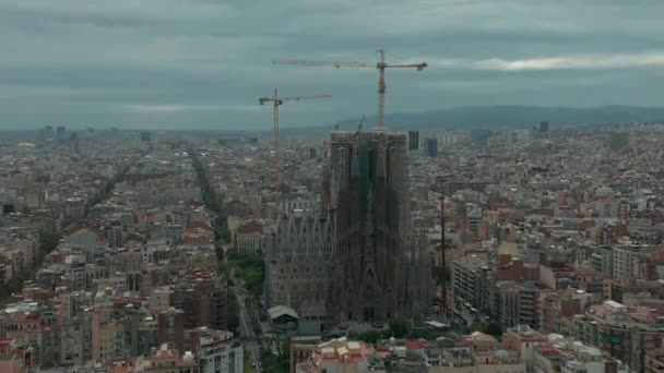 Légi felvétel. Sagrada Familia katedrális és Barcelona város, Spanyolország. — Stock videók