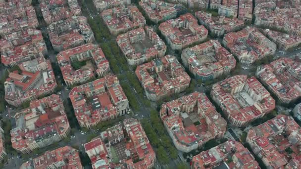 Luchtfoto 's. Stadsgezicht met typische stedelijke octagon blokken in Barcelona, Spanje. — Stockvideo