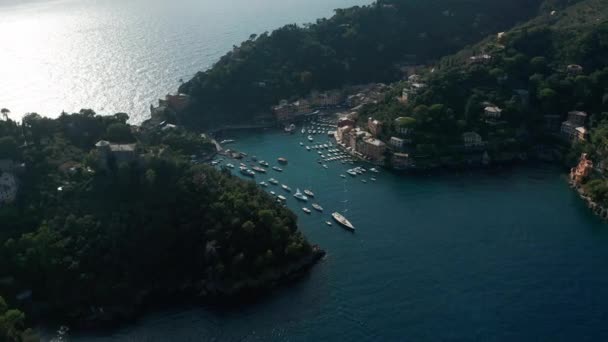 Vista aérea. Famosa ciudad de Portofino en el mar de Liguria en Italia . — Vídeo de stock