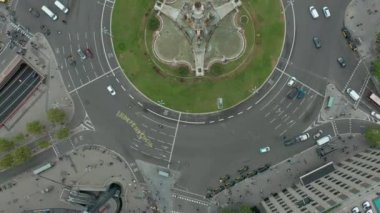 İspanya, Barcelona 'daki Plaza de Espana. Dolambaçlı şehir trafiği, üst manzara.