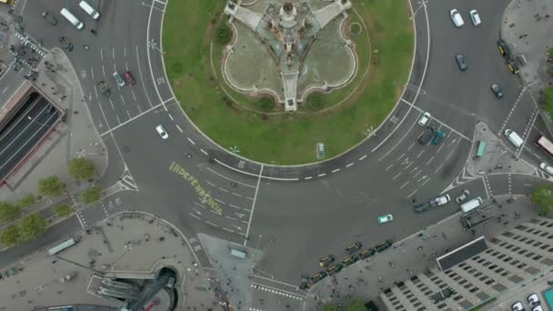 Plaza de Espana i Barcelona, Spanien. Roundabout stadstrafik, ovanifrån. — Stockvideo