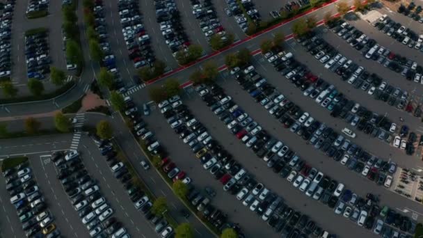 Luftaufnahme. Parken mit geparkten Autos und Fahrbahnmarkierungen. — Stockvideo