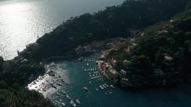 Vista aérea. Maravilhoso Portofino costa da cidade Itália . — Vídeo de Stock