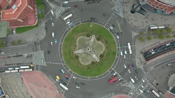 Vista aérea. Rotonda desde arriba con vehículos circulando — Vídeo de stock