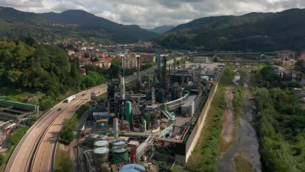 Luftaufnahme. moderner, leistungsstarker Raffineriekomplex in den Bergen. — Stockvideo