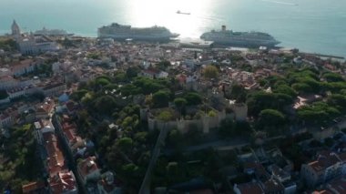 Sao Jorge Kalesi, tarihi merkezlere tepeden bakan Mağribi şatosudur.