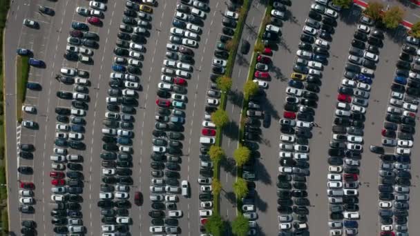 Вид с воздуха. Парковка в современном городе. Автомобильное движение и концепция парковки . — стоковое видео