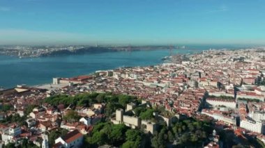 Hava görüntüsü. Lizbon 'un en büyük şehri Portekiz