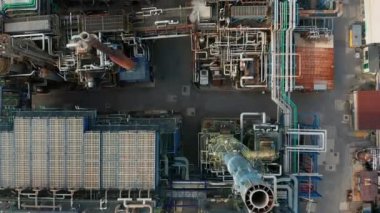 Hava görüntüsü. Petrol rafinerisi ya da kimya fabrikasının yukarıdan görünüşü
