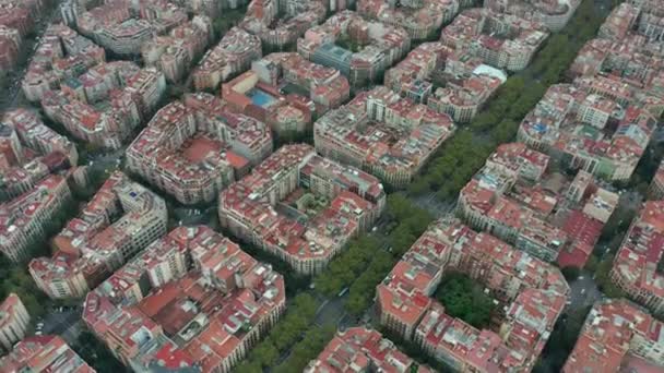 空中风景。 西班牙巴塞罗那具有典型城市八角形街区的城市景观. — 图库视频影像