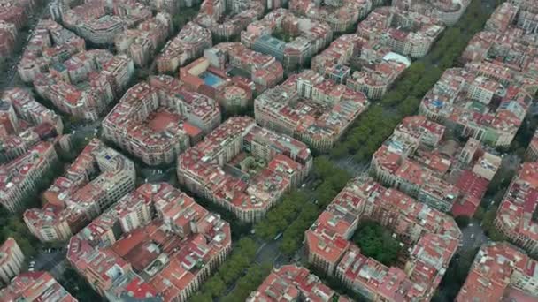 Vista aerea. Paesaggio urbano con tipici blocchi di ottagono urbano a Barcellona, Spagna . — Video Stock