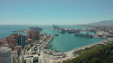 Hava görüntüsü. Malaga, İspanya. Şehir binaları ve deniz manzarası. Gemiler ve port.
