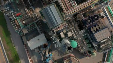 Hava görüntüsü. Petrol rafinerisi veya kimya fabrikası ve elektrik santralinin aşağı manzarası