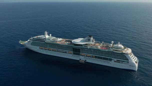 Вид з повітря. красивий білий круїзний корабель. Подорож туризмом. — стокове відео