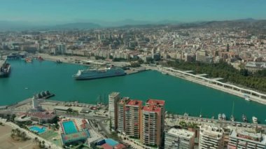 Hava görüntüsü. Malaga, Endülüs, İspanya. Limanı ve arenası olan Malaga şehri.
