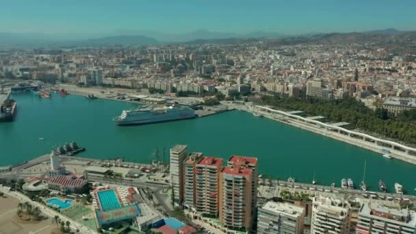 Αεροφωτογραφία. Μάλαγα, Ανδαλουσία, Ισπανία. Μάλαγα πόλη με λιμάνι και ταυρομαχία. — Αρχείο Βίντεο