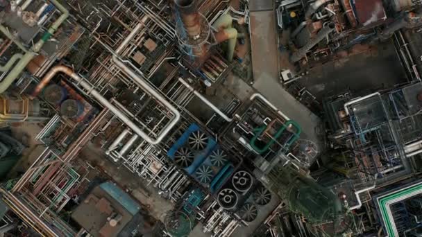 Вид сверху на нефтеперерабатывающий завод или химический завод — стоковое видео